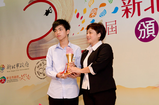 林倩綺局長頒發青春組第一名獎項給得獎者