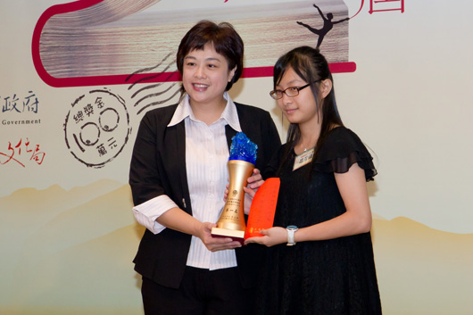 林倩綺局長頒發第一名獎項與獎金給得獎者