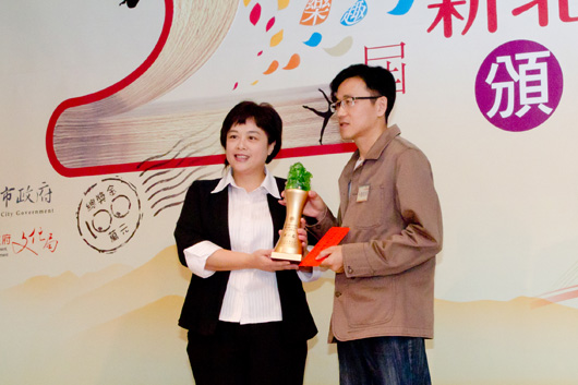 林倩綺局長頒發第一名獎項與獎金給得獎者